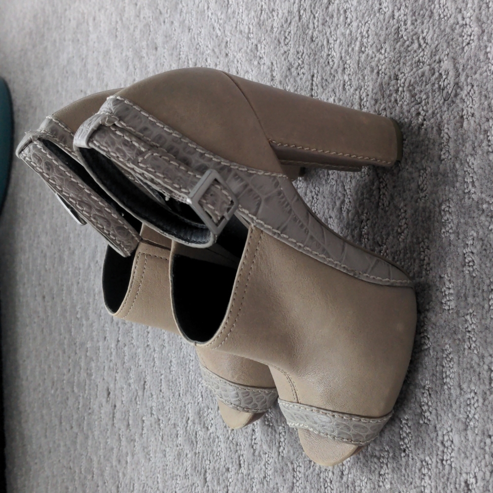 BCBG Max Azria platform open toe heels 6.5